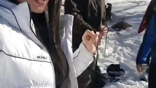 Ma Copine Et Moi Branchons Un Mec En Bas Des Pistes De Ski Pour Une Baise Dans Les Sapins